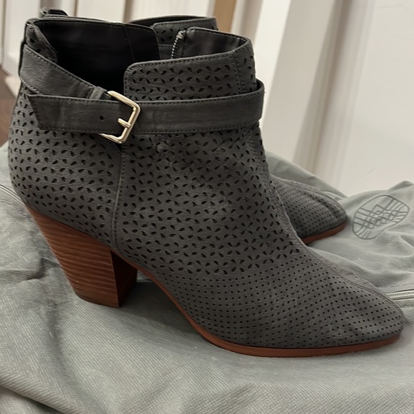 Worn a handful of times - Picture 2 of 7